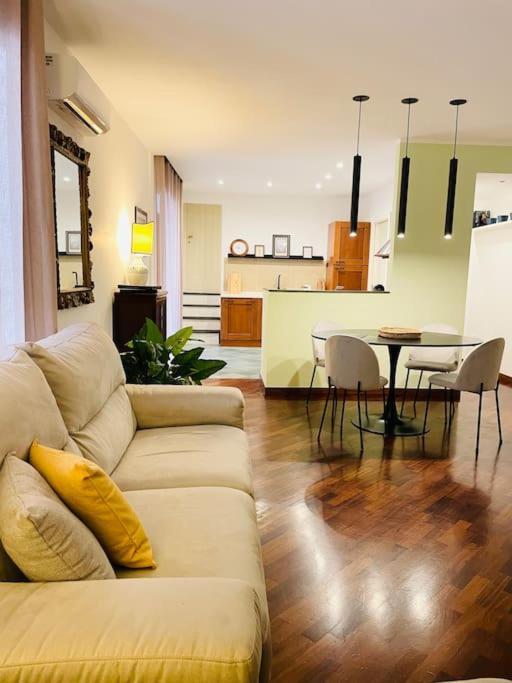 Re Gallo Luxury Apartment Plebiscito In Via Chiaia Neapel Exterior foto