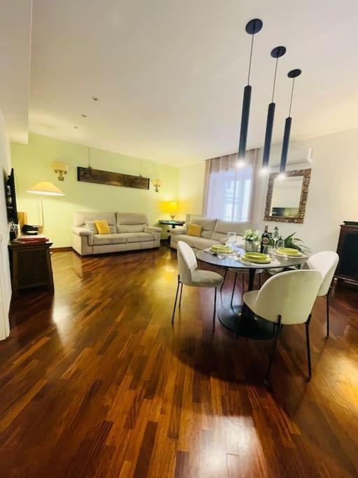 Re Gallo Luxury Apartment Plebiscito In Via Chiaia Neapel Exterior foto