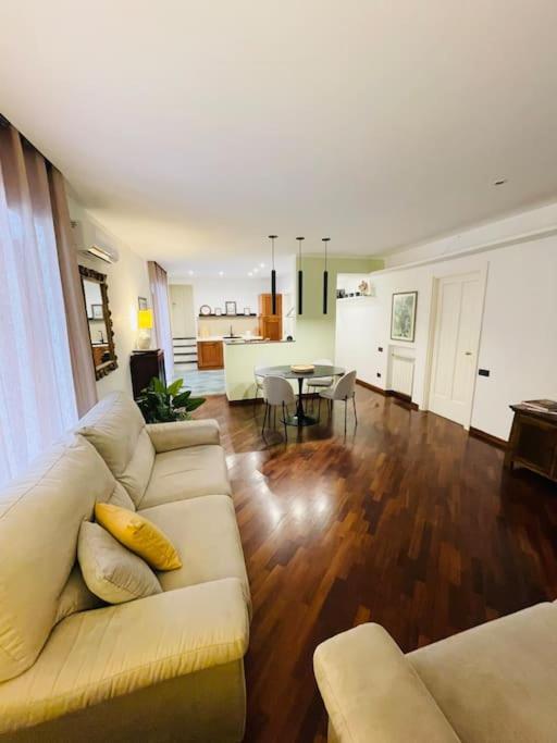 Re Gallo Luxury Apartment Plebiscito In Via Chiaia Neapel Exterior foto