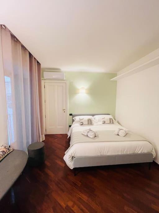 Re Gallo Luxury Apartment Plebiscito In Via Chiaia Neapel Exterior foto