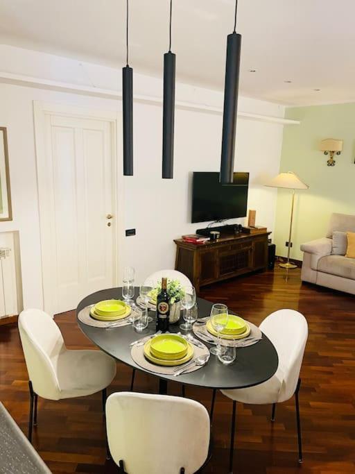 Re Gallo Luxury Apartment Plebiscito In Via Chiaia Neapel Exterior foto