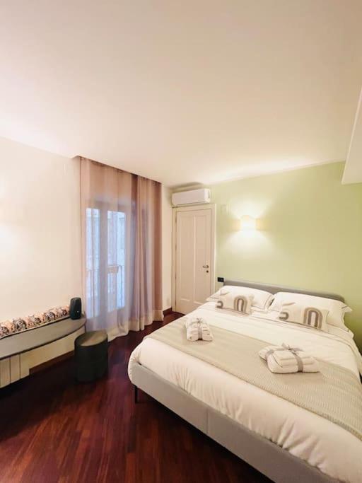 Re Gallo Luxury Apartment Plebiscito In Via Chiaia Neapel Exterior foto