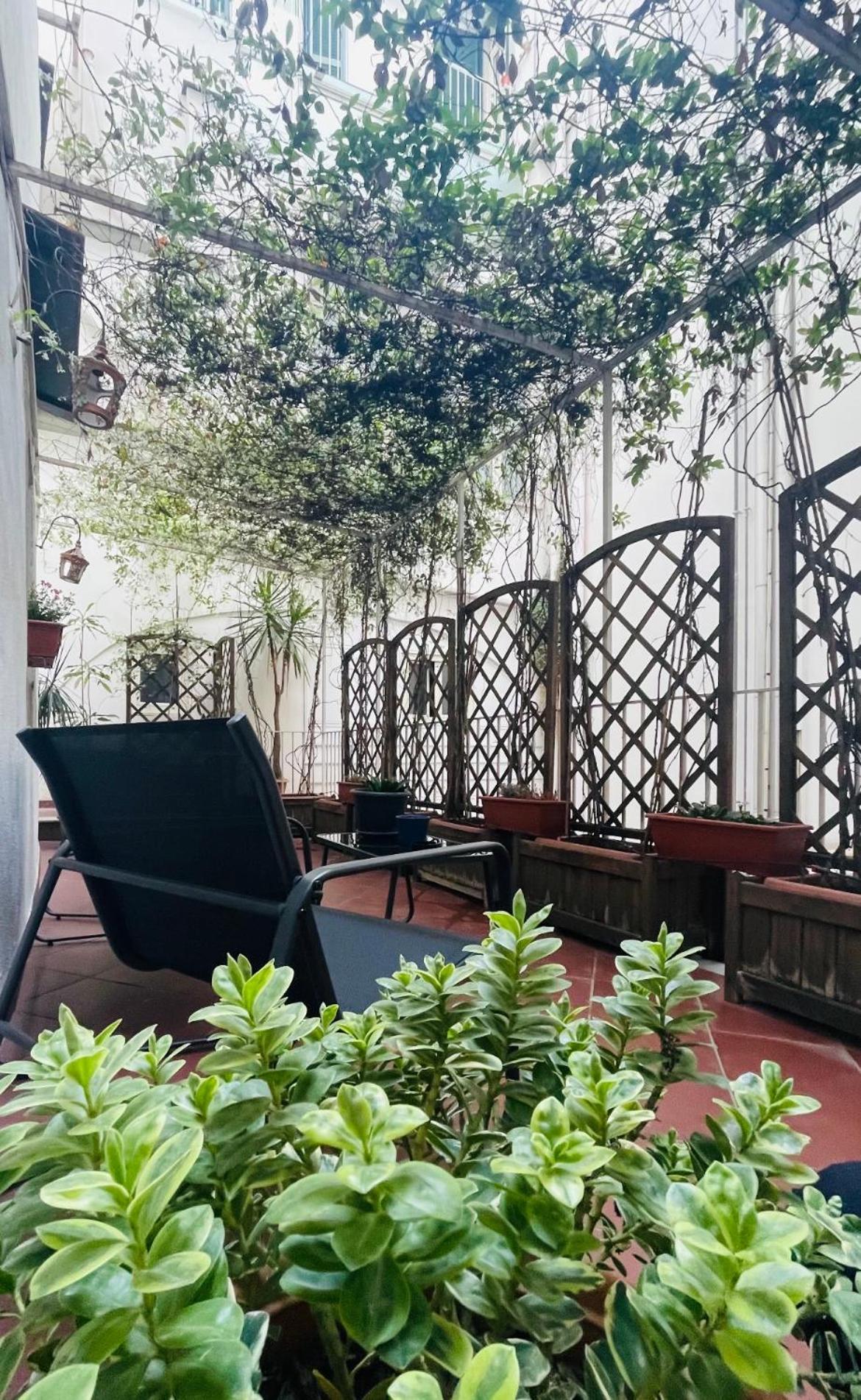 Re Gallo Luxury Apartment Plebiscito In Via Chiaia Neapel Exterior foto